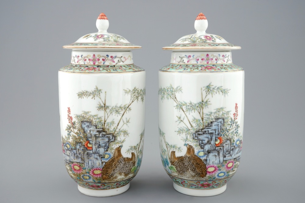 Une paire de vases couverts en porcelaine de Chine famille rose aux cailles, R&eacute;publique, 20&egrave;me